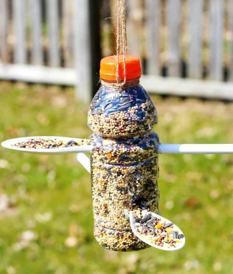 vogelfutterspender selber machen aus plastikflasche und rührlöffeln