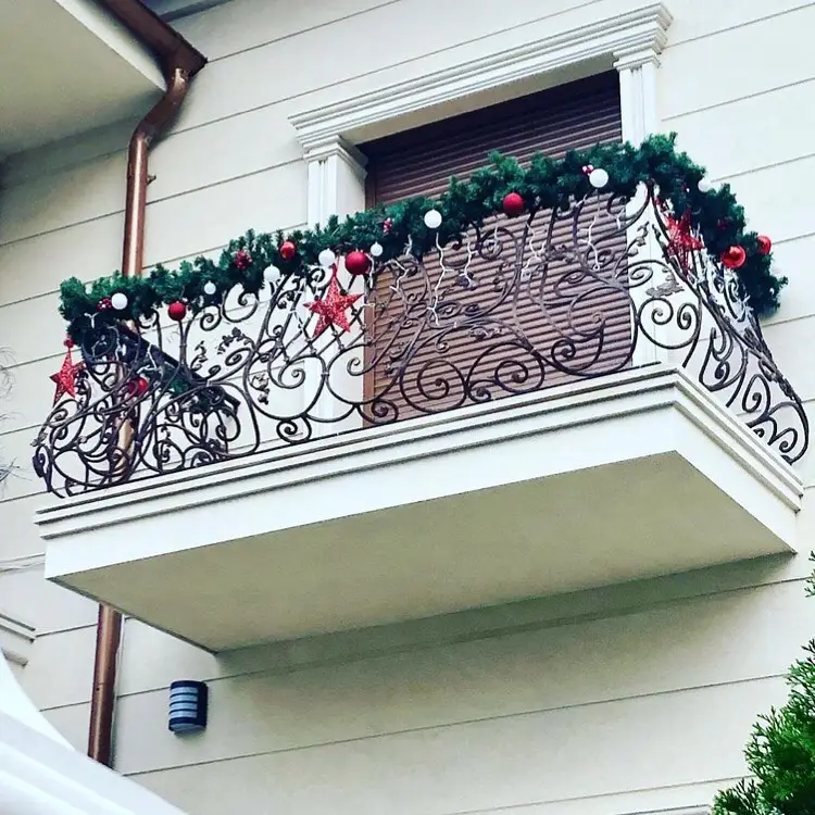 weihnachtlicher balkon mit dekorierten geländern