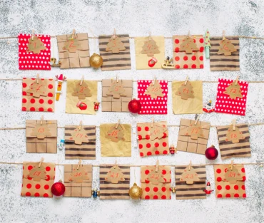 weihnachts adventskalender zum selbermachen mit 24 tagen und umschlägen aus kraftpapier