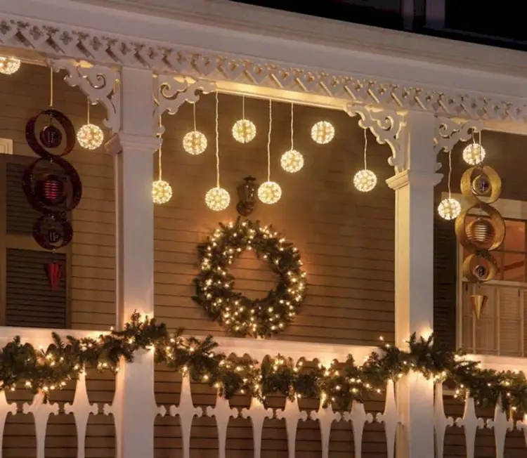 weihnachtsbeleuchtung balkon ideen - hängende kugeln