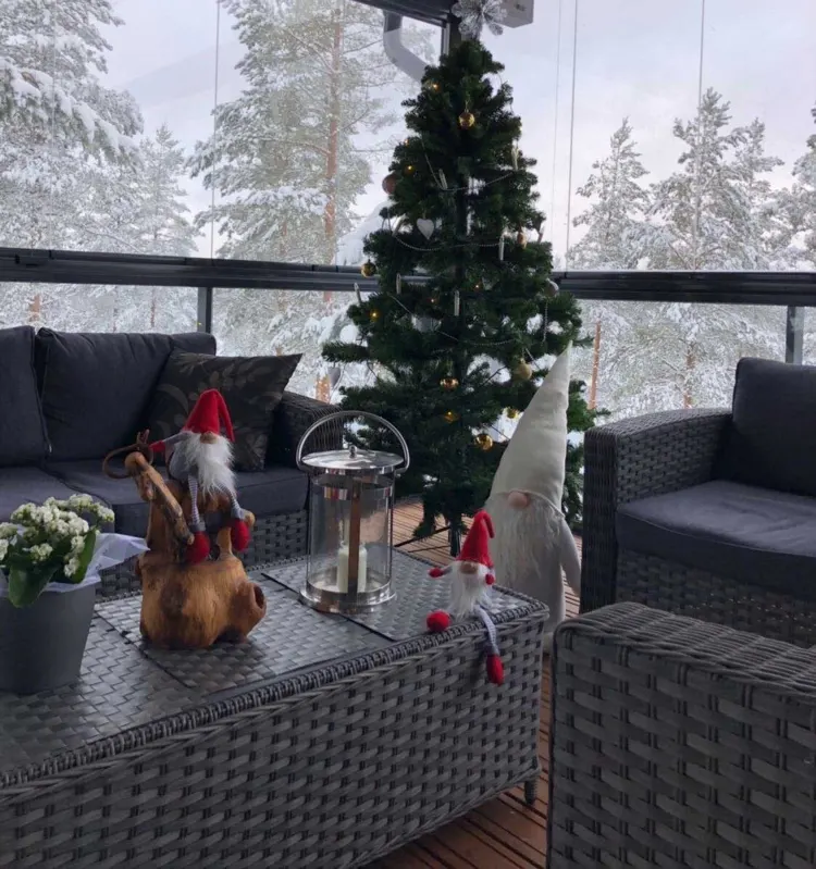 weihnachtsdeko für den balkon mit skandinavischen wichteln