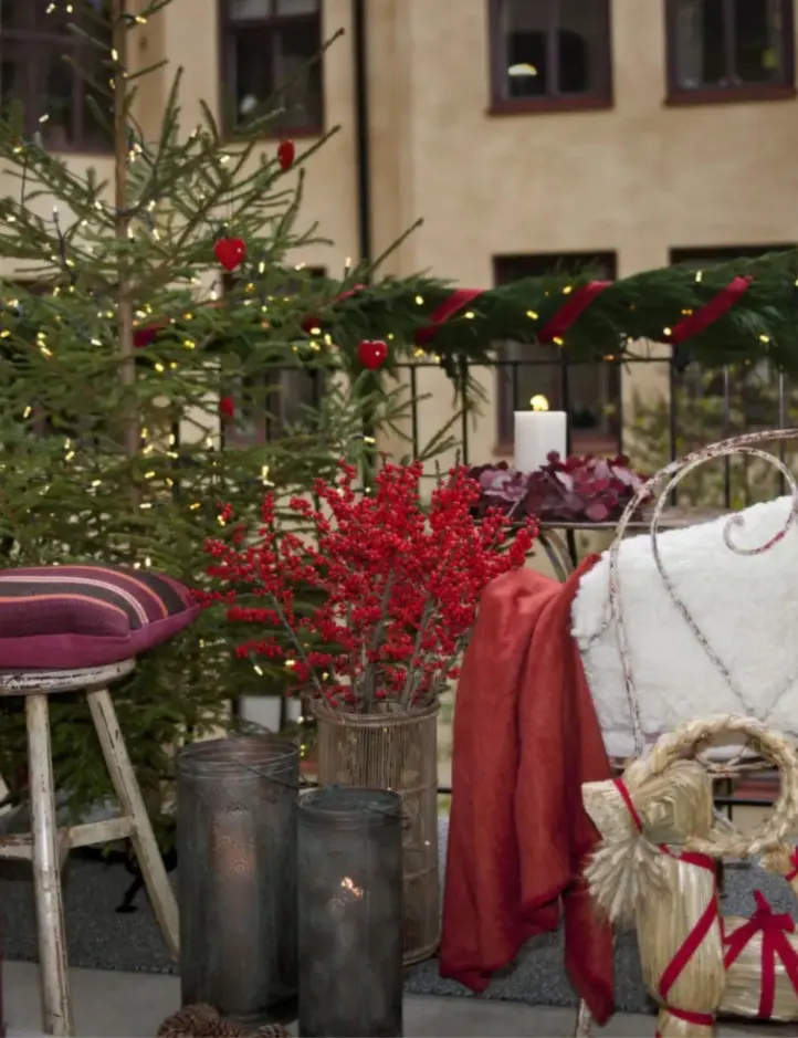 weihnachtsdeko für den balkon - rote beerenzweige in vase