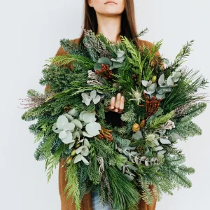 weihnachtskranz aus tannenzweigen natürliche deko