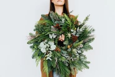 weihnachtskranz aus tannenzweigen natürliche deko