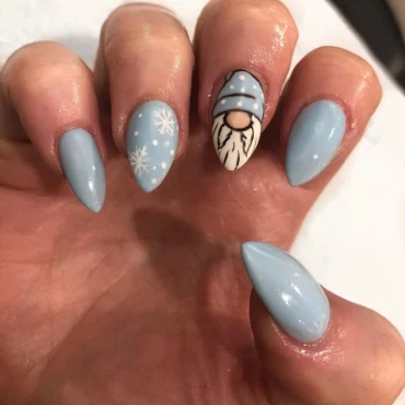 weihnachtsnägel in blau mit wichtel