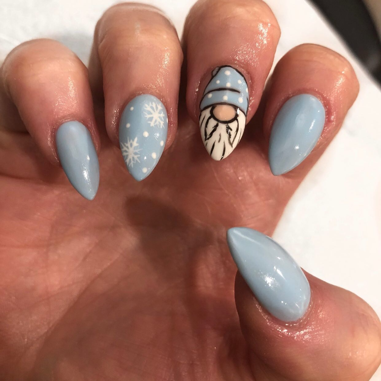 weihnachtsnägel in blau mit wichtel