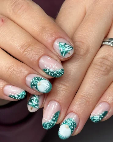 weihnachtsnägel in grün mit wichtel