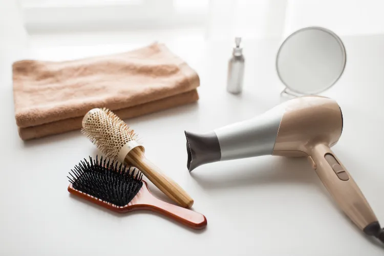 wie bekommt man eine Haarbürste sauber Haare aus Haarbürsten entfernen Tipps