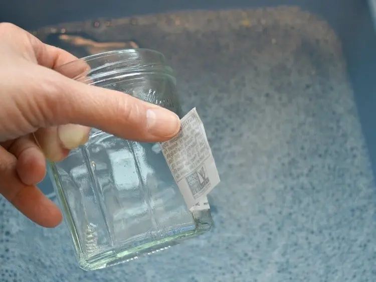 Aufkleber von einem leeren Marmeladenglas entfernen