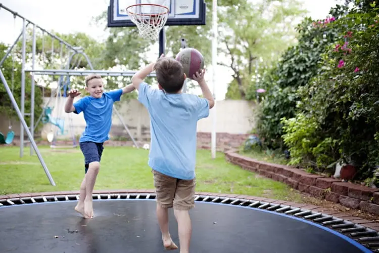 Ballsportarten für den Garten Basketball Spiel mit Kindern organisieren (1)