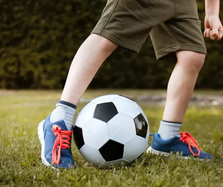 Ballsportarten für den Garten Bolzen mit den Kindern