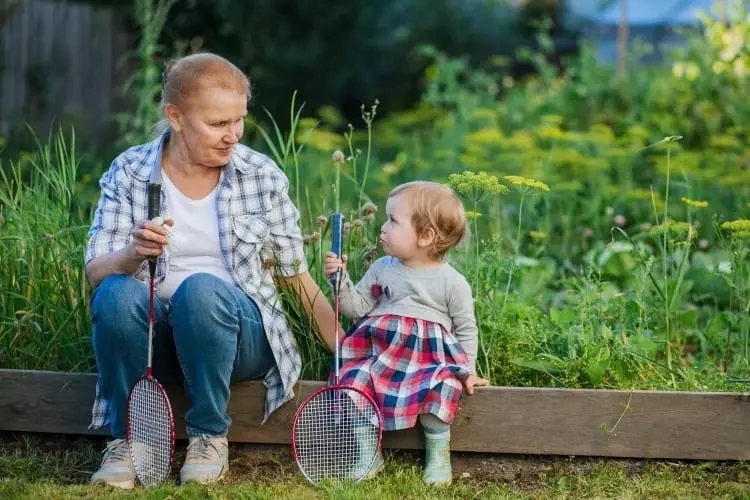 Ballsportarten für den Garten Federball mit Kleinkindern spielen