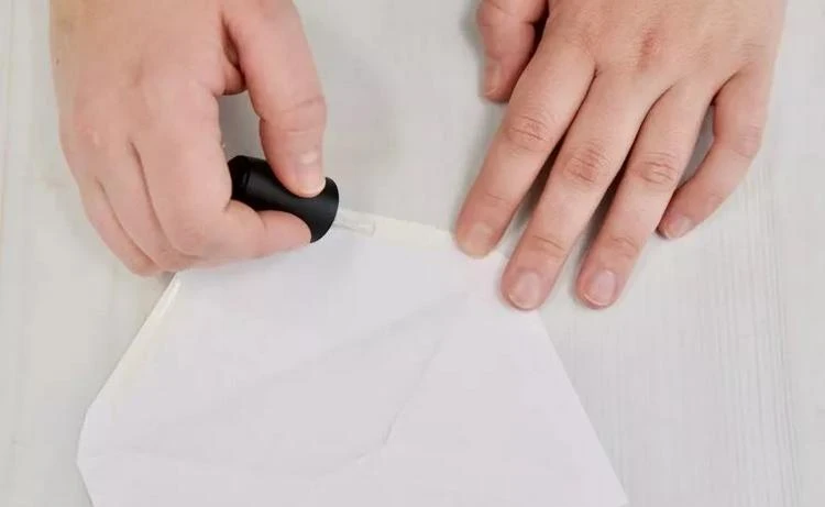 Briefumschläge versiegeln ohne zu lecken mit durchsichtigem Nagellack