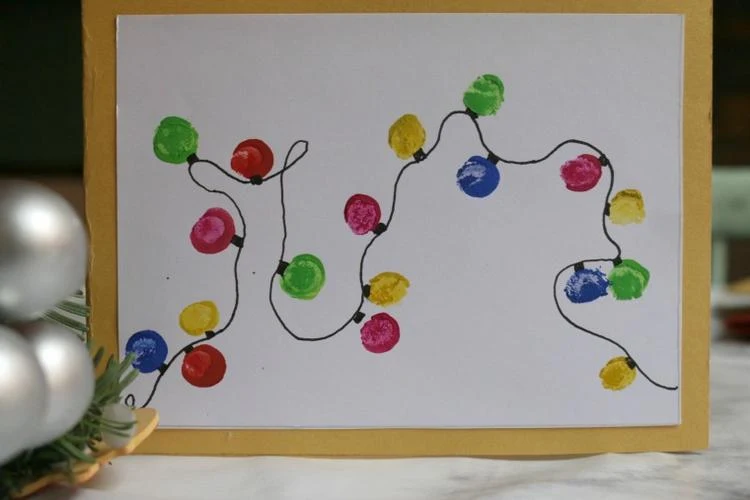Bunte Lichterkette auf Weihnachtskarte malen mit Kinder-Fingerabdrücken