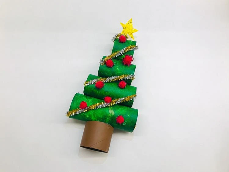 DIY Weihnachtsbaum aus Toilettenrollen Bastelidee für Kinder
