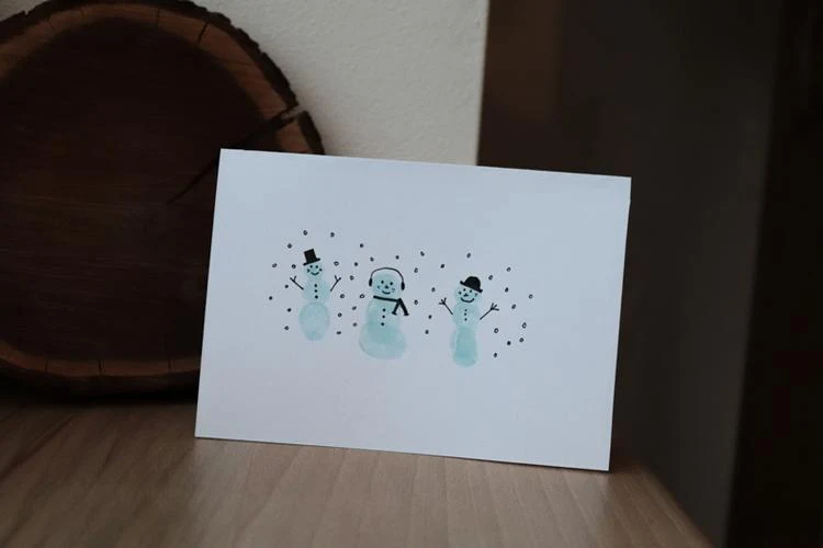 DIY Weihnachtskarte mit Schneemännern aus Fingerabdrücken