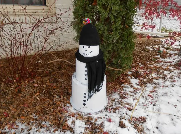 DIY Winterdeko für draußen Schneemann aus Eimern