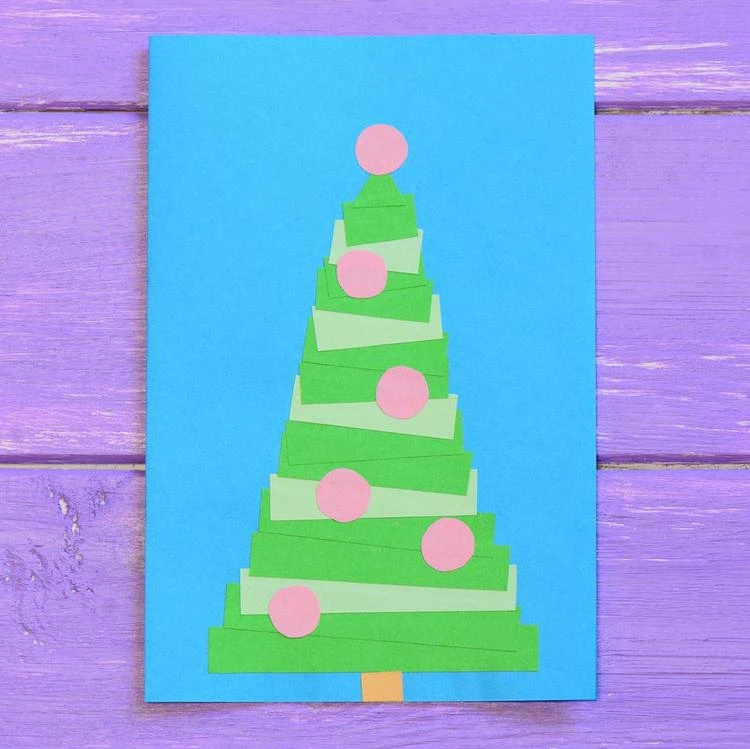 Einfache Weihnachtskarte basteln mit 2-jährigen Kindern aus buntem Papier
