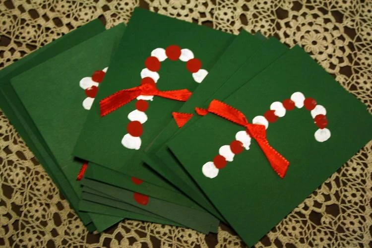 Einfaches Design für Weihnachtskarten selber machen Candy Cane aus Fingerabdrücken