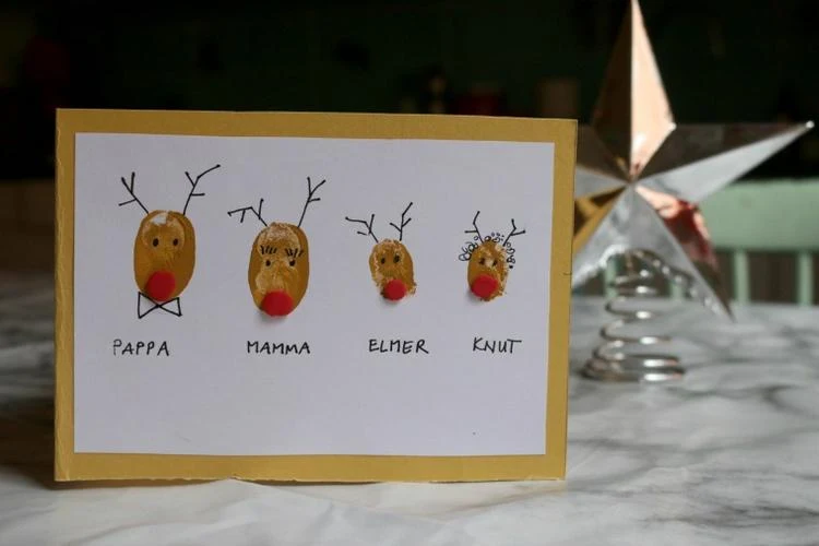 Familien Weihnachtskarte basteln Rentiere aus Fingerabdrücken
