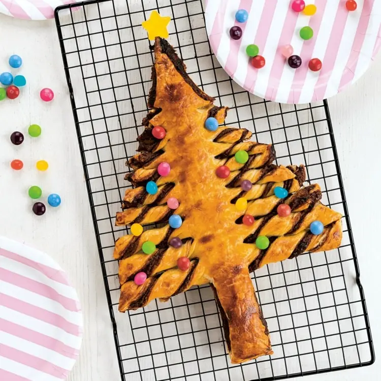 Farbenfrohe Idee für einen Nutella Baum mit bunten Smarties als Weihnachtskugeln