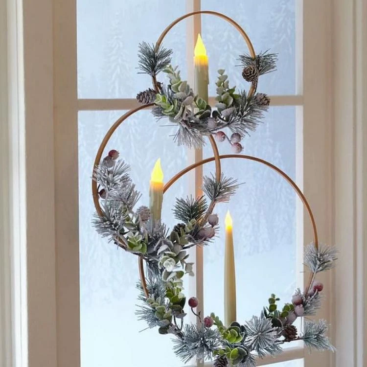 Fensterdeko zu Weihnachten mit künstlichen Kerzen hängend