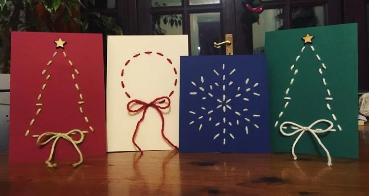 Gestickte Weihnachtskarten basteln mit Kindern einfache Ideen Weihnachtsmotive