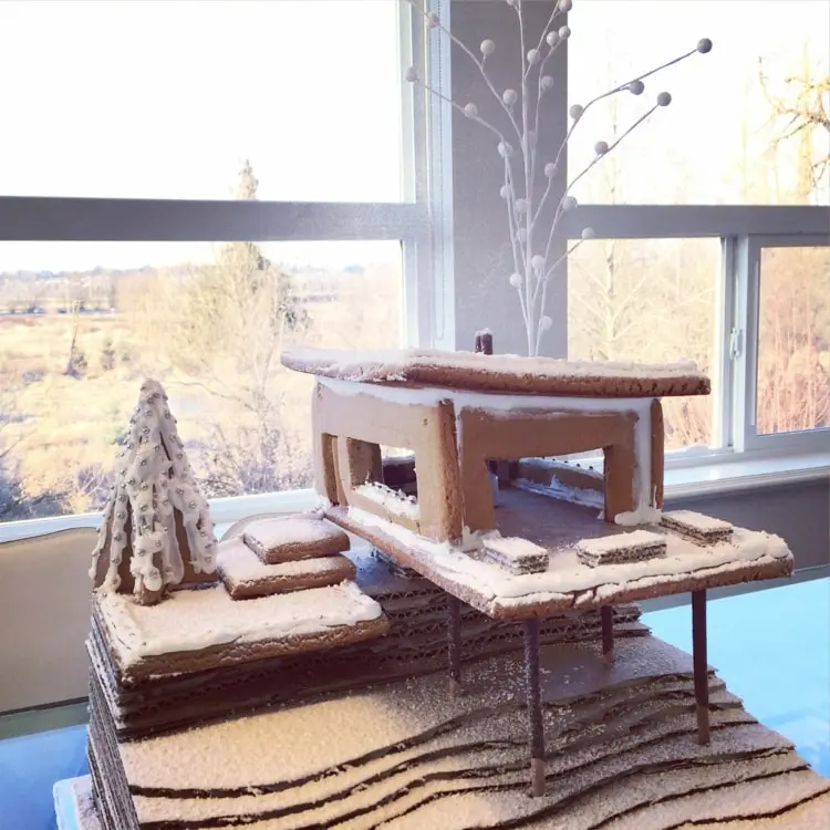 Haus in Hanglage aus Lebkuchen auf Stelzen und mit Puderzucker bestäubt für Schnee