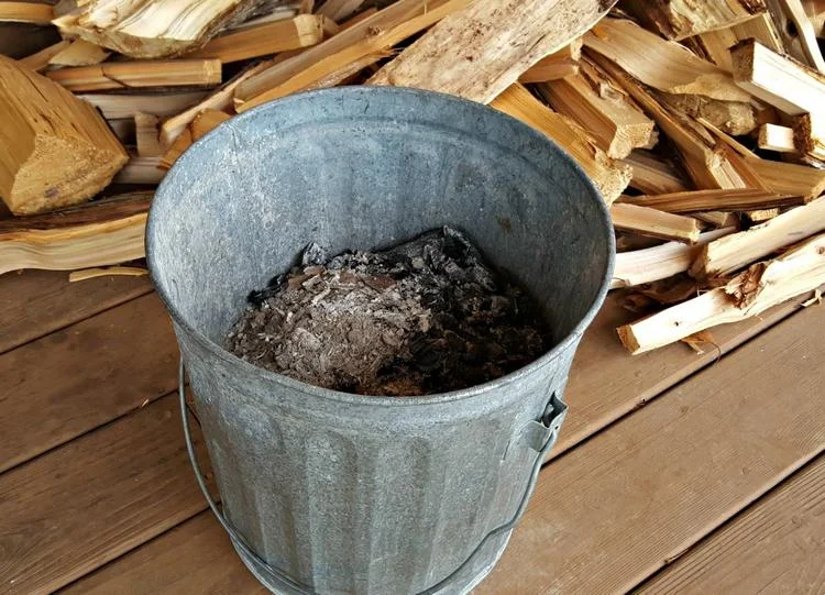 Holzasche im Eimer verwenden um Gerüche und Feuchtigkeit zu absorbieren