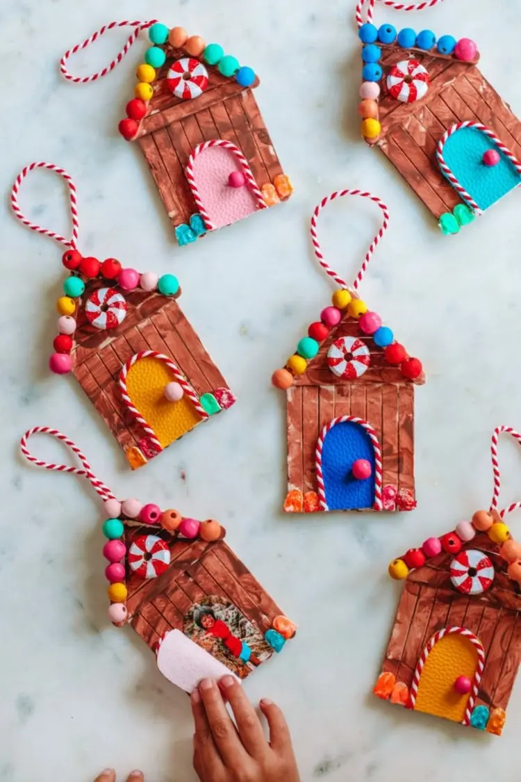 Kleine Weihnachtsgeschenke selber basteln mit Kindern - Knusperhäuser aus Eisstielen mit Foto