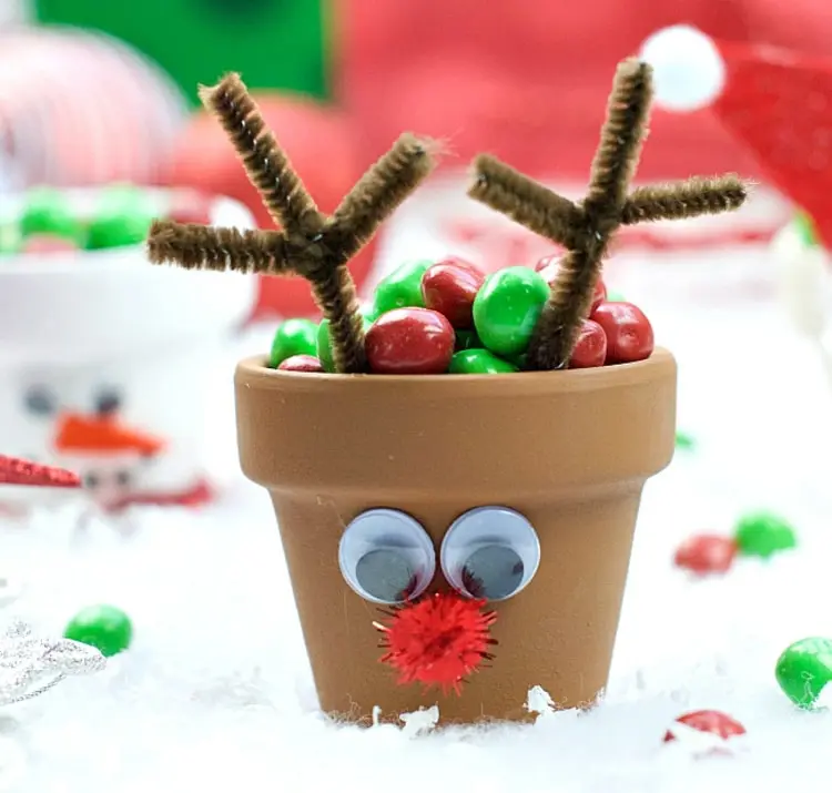 Kleine Weihnachtsgeschenke selber basteln mit Kindern - Süßigkeiten in einem Rudolph-Topf