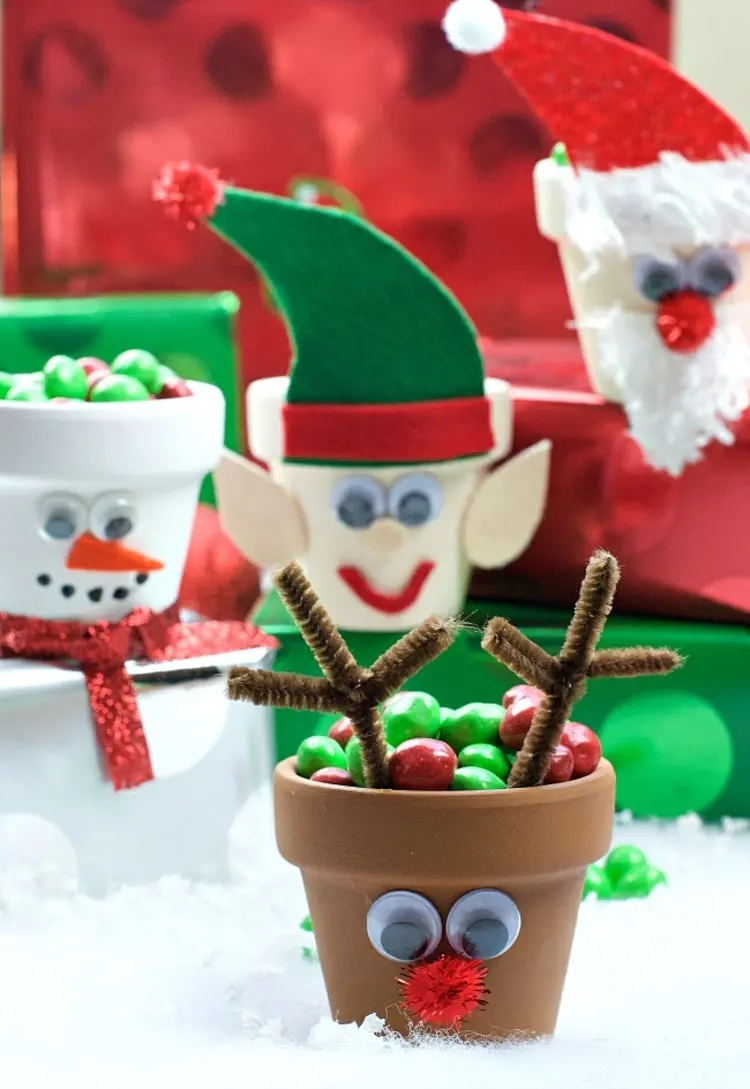 Kleine Weihnachtsgeschenke selber basteln mit Kindern - Verpackung für Süßigkeiten aus einem Tontopf