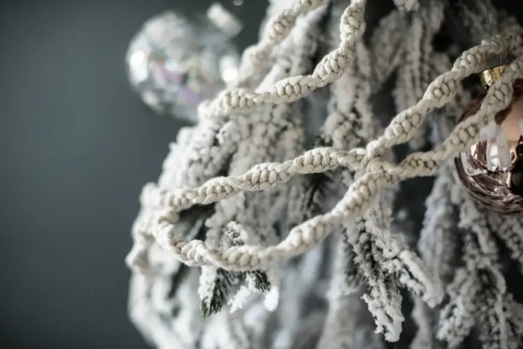 Mit Wellenknoten eine Girlande für den Weihnachtsbaum selber machen