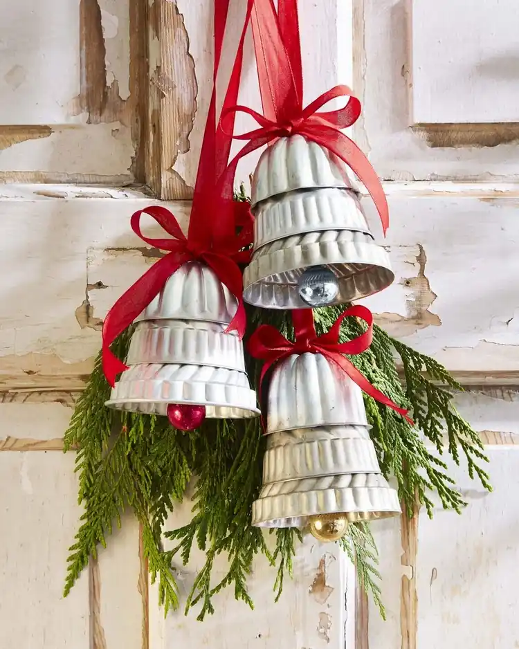 Nachhaltige kleine Weihnachtsgeschenke für Freunde Glocken aus Muffinförmchen