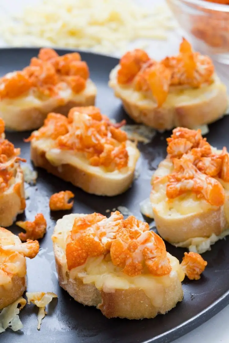 Party Häppchen mit gebackenem marinierten Blumenkohl und Käse