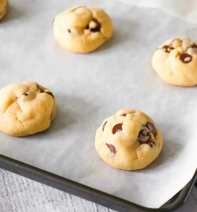 Puddingplätzchen mit Schokostückchen wie Cookies gestalten