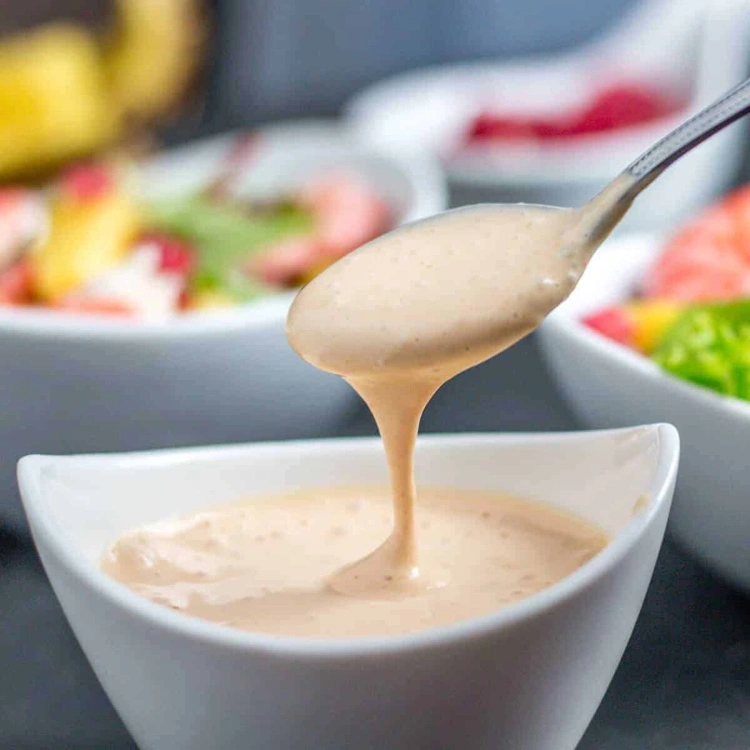 Rosa Sauce für Salat aus Mayonnaise und Ketchup