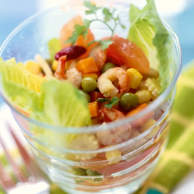 Salat mit Garnelen als Vorspeise im Glas für Party