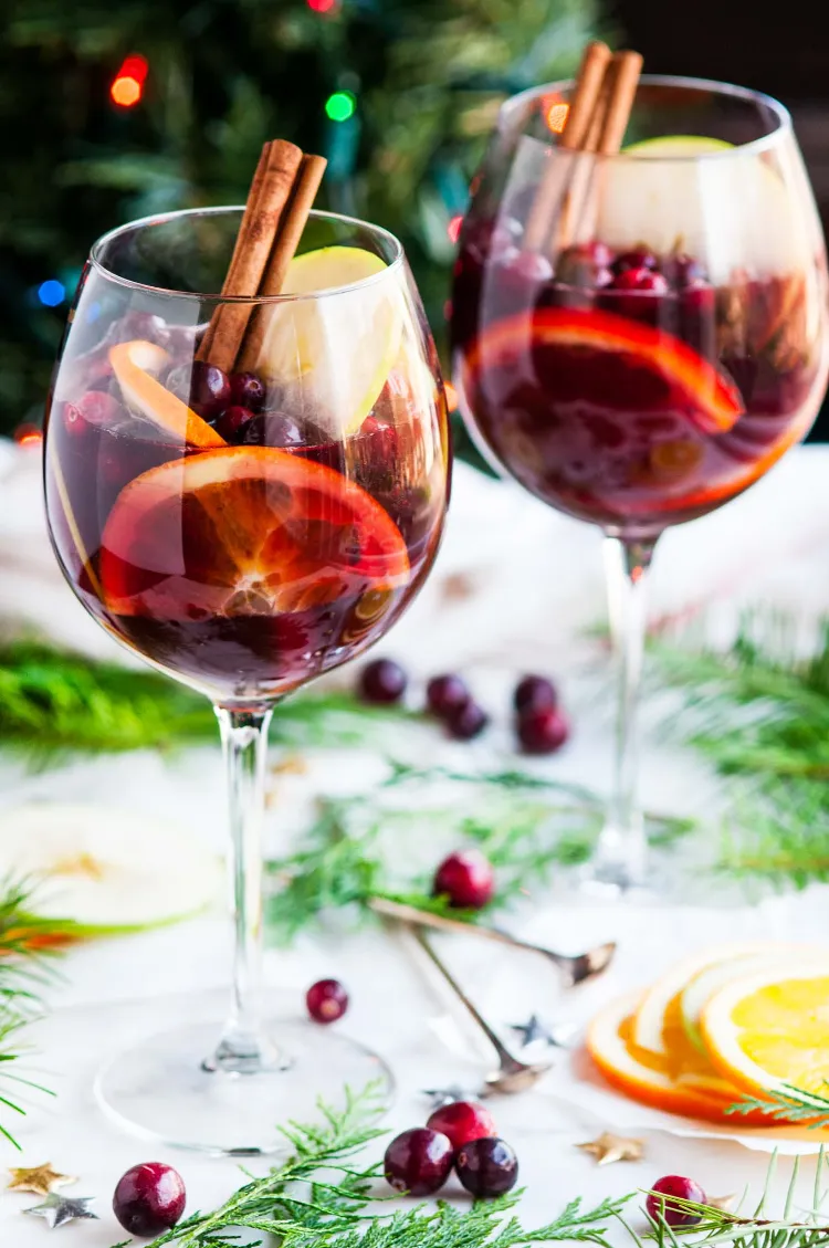 Sangria mit Rotwein rote Cocktails Weihnachten