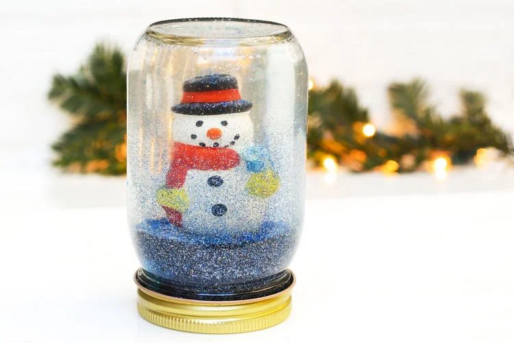 Schneekugel im Einweckglas selber machen als DIY Weihnachtsgeschenk für Kind