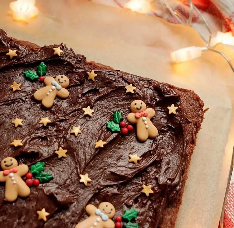 Schokoladen Weihnachtskuchen vom Blech mit weihnachtlicher Streudeko verzieren