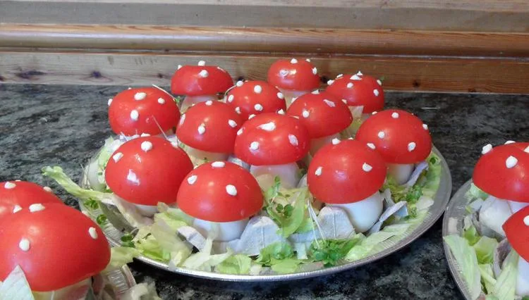 Silvester Partysnacks Fliegenpilze aus gekochten Eiern und Tomaten