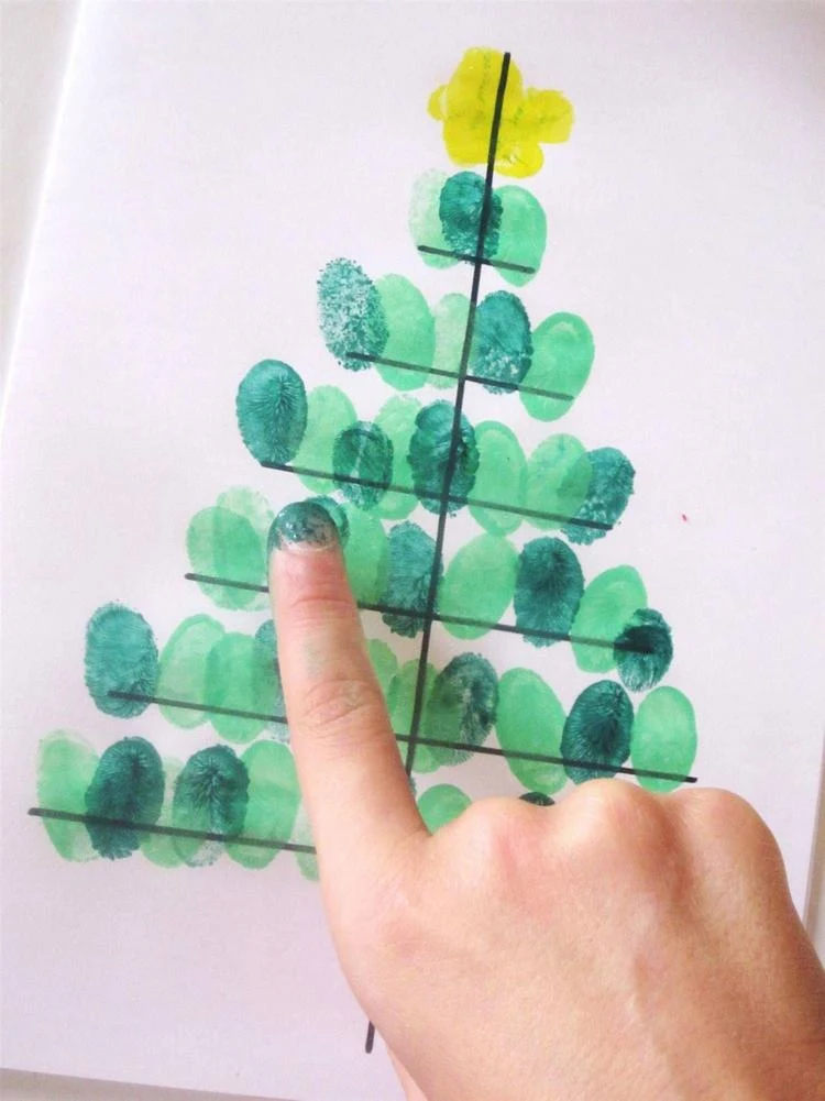 Weihnachtsbaum aus Fingerabdrücken als Motiv für Weihnachtskarte