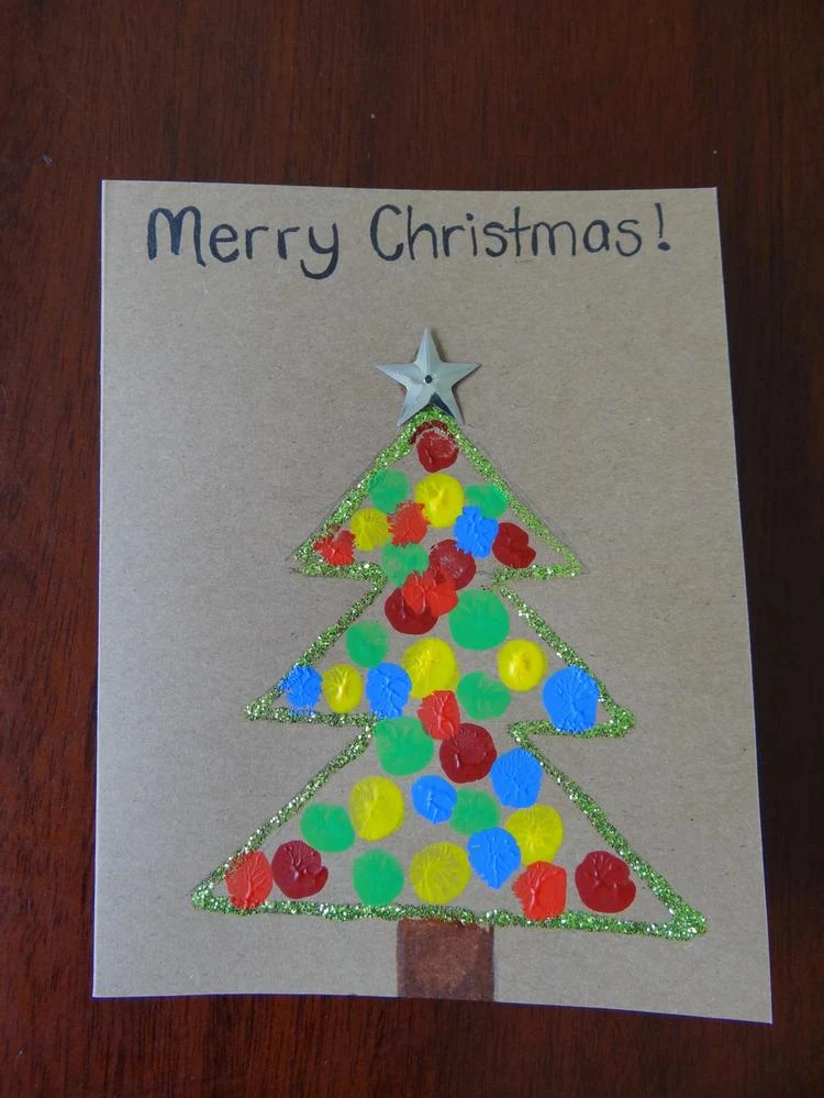 Weihnachtsbaum mit Fingerabdrücken geschmückt auf Weihnachtskarte