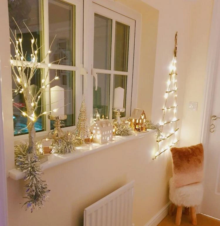 Weihnachtsbeleuchtung Fensterbank dekorative Laternen und Kerzen