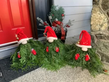 Weihnachtsdeko aus Tomatenrankhilfe und Zypressenzweigen Wichtel basteln