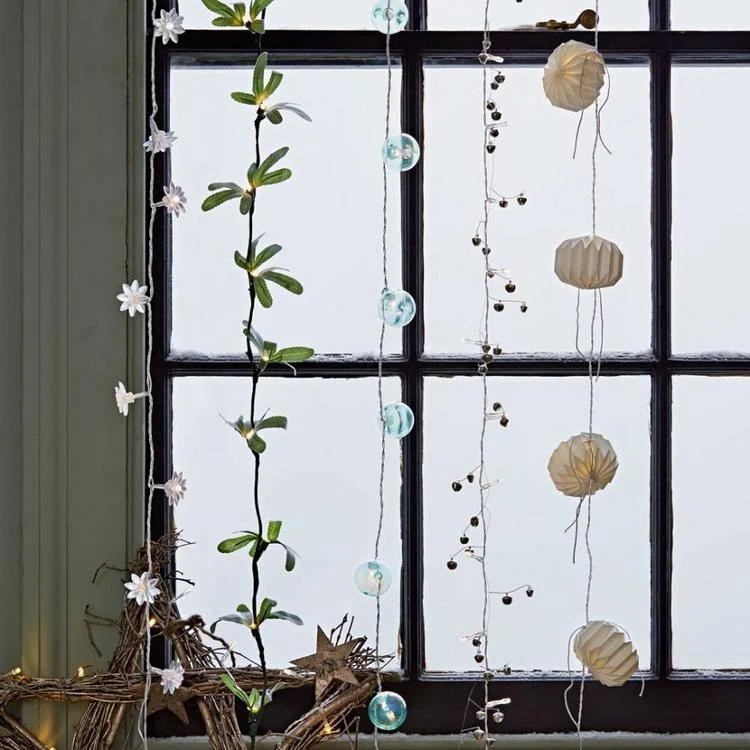 Weihnachtsdeko für Fenster hängend mit Lichterketten