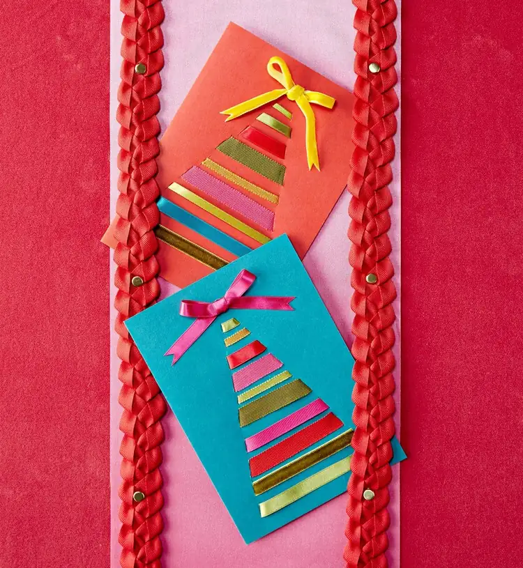 Weihnachtskarten basteln mit Dekorband aus Stoff