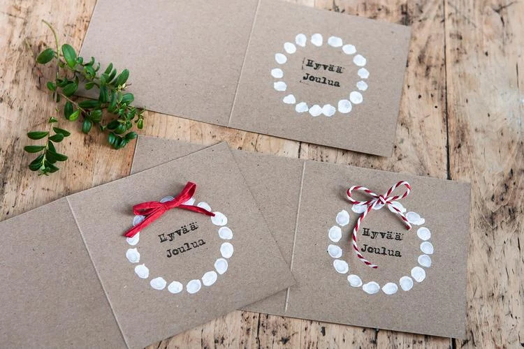 Weihnachtskarten basteln mit Kränzen aus Fingerabdrücken