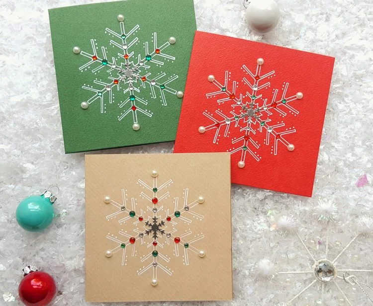 Weihnachtskarten mit Perlen basteln Schneeflöckchen